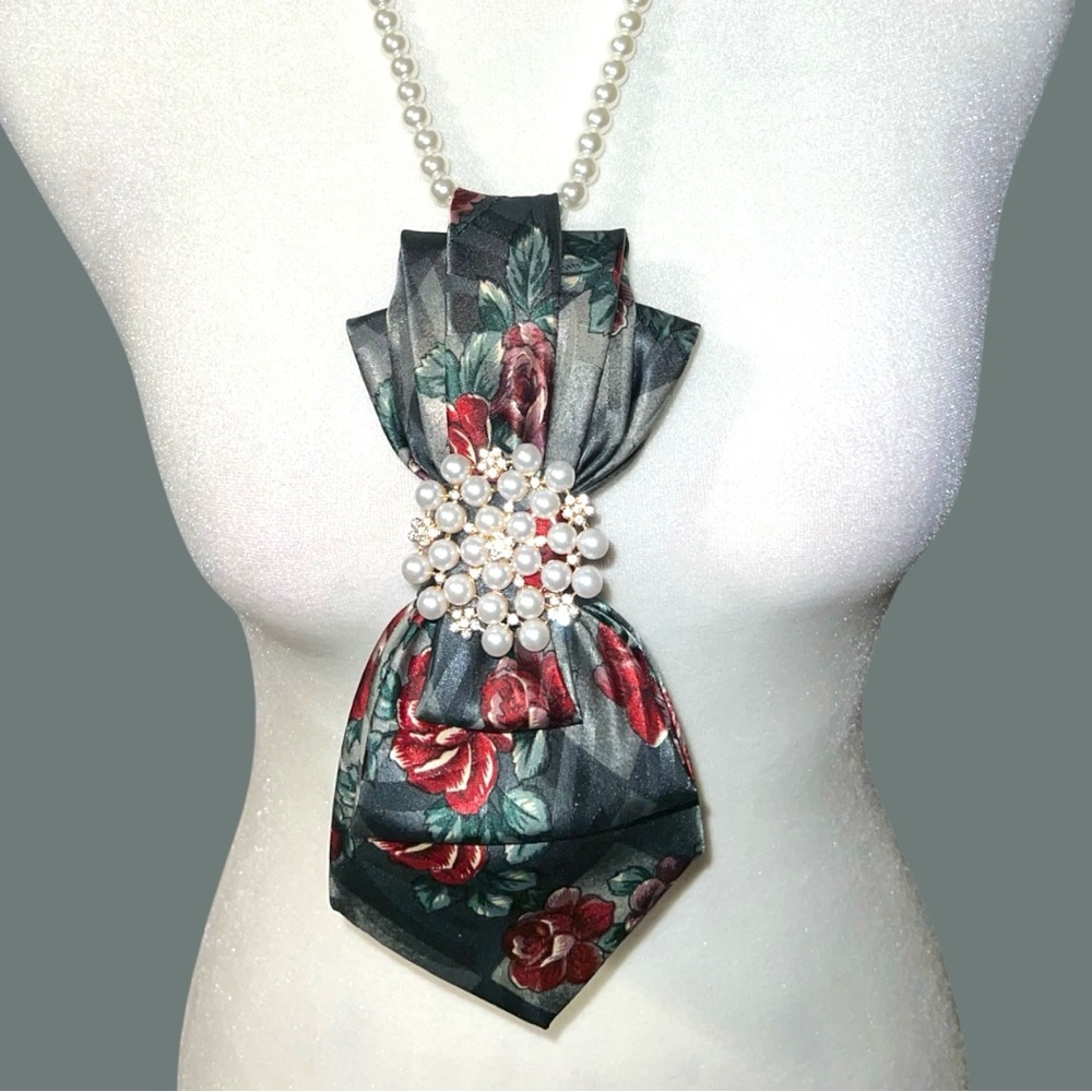 “Dainty Dapper”Floral Pearl Pendant necktie Necklace